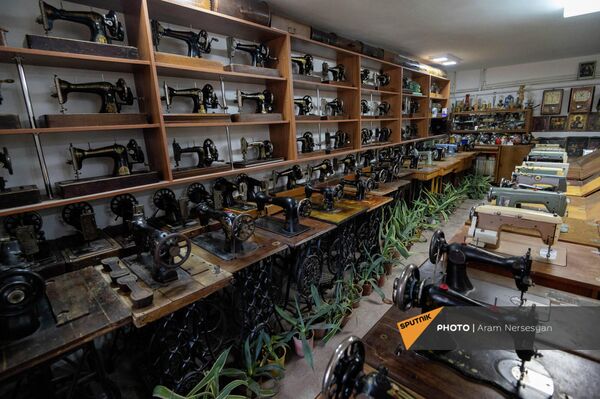 Экспонаты музея швейных машин Никогоса Айвазяна в Аштараке - Sputnik Армения