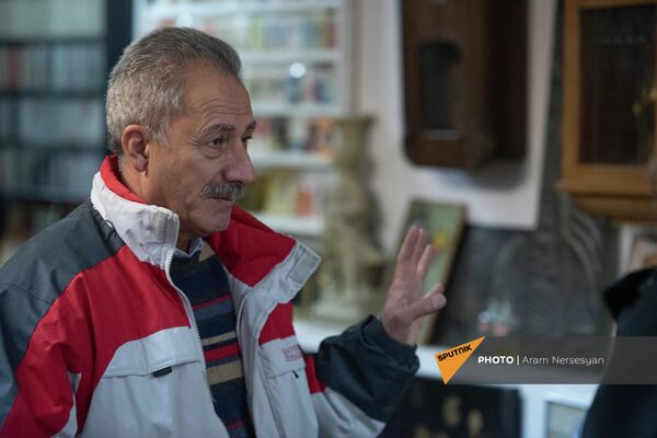 Никогос Айвазян показывает экспонаты своего музея в Аштараке - Sputnik Армения