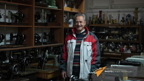 Никогос Айвазян среди экспонатов своего музея в Аштараке - Sputnik Армения