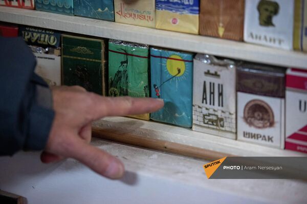Пачки раритетных сигарет в музее Никогоса Айвазяна - Sputnik Армения