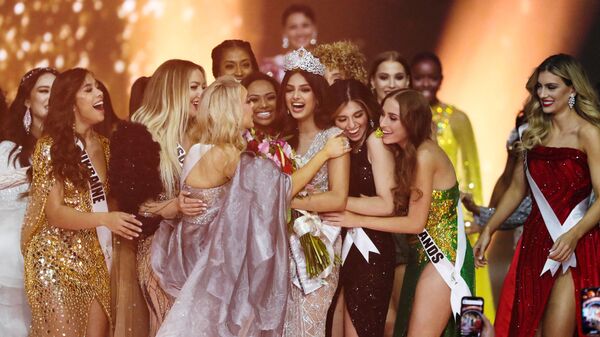 Мисс Индия Харнааз Сандху радуется победе в окружение других конкурсанток конкурса Мисс Вселенная-2021 - Sputnik Армения