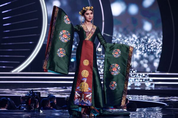 Мисс Китай Ши Инь Янг в национальном костюме на конкурсе красоты &quot;Мисс Вселенная-2021&quot;. - Sputnik Армения