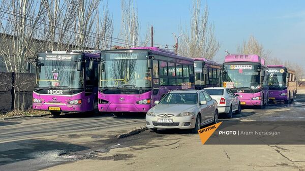 Բողոքի ակցիայի մասնակից վարորդները ավտոբուսային հավաքակայանի մոտ (12 դեկտեմբերի, 2021թ)․ Երևան - Sputnik Արմենիա