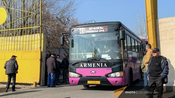 Бойкот водителей автобусов перед автобусным парком (13 декабря 2021). Еревaн - Sputnik Армения