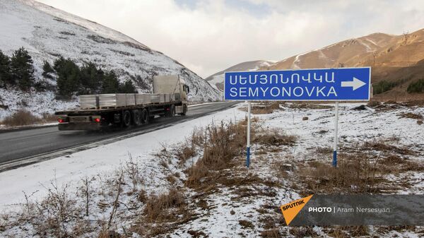 Дорожный знак у въезда в село Семеновка Гегаркуникской области - Sputnik Армения