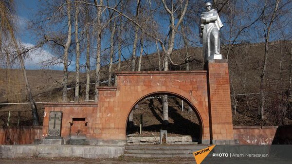 Памятник героям ВОВ и Карабахских войн в селе Семеновка - Sputnik Армения