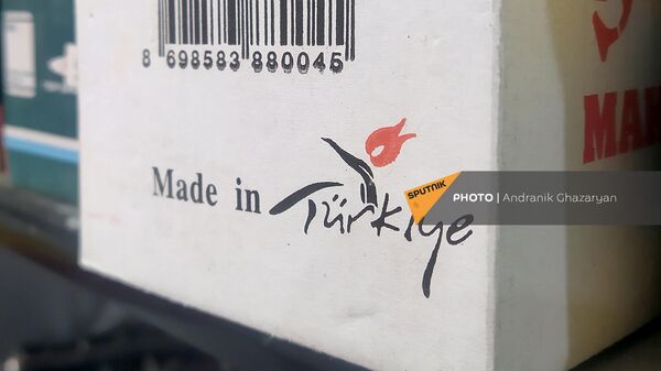 Коробка с логотипом Сделано в Турции на витрине хозяйственного магазина - Sputnik Армения