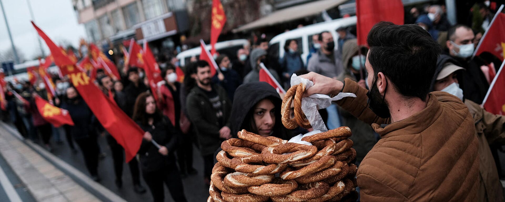 Уличный торговец продает симит, турецкую выпечку, во время акции протеста против экономической политики правительства (12 декабря 2021). Стамбул - Sputnik Армения, 1920, 14.12.2021