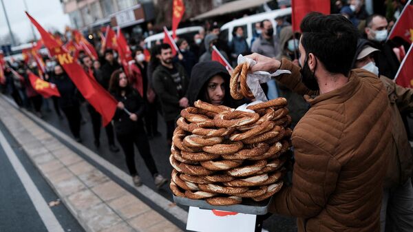 Уличный торговец продает симит, турецкую выпечку, во время акции протеста против экономической политики правительства (12 декабря 2021). Стамбул - Sputnik Армения