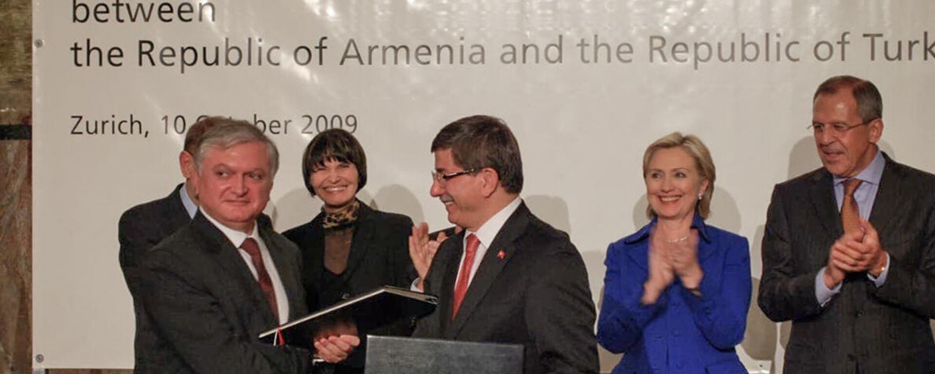 Հայաստանի և Թուրքիայի արտգործնախարարներ Էդվարդ Նալբանդյանն ու Ահմեդ Դավութօղլուն (2009թ. հոկտեմբերի 10): - Sputnik Արմենիա, 1920, 15.12.2021