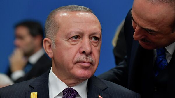 Министр иностранных дел и президент Турции Мевлют Чавушоглу и Реджеп Тайип Эрдоган на пленарном заседании саммита НАТО (4 декабря 2019). Лондон - Sputnik Армения