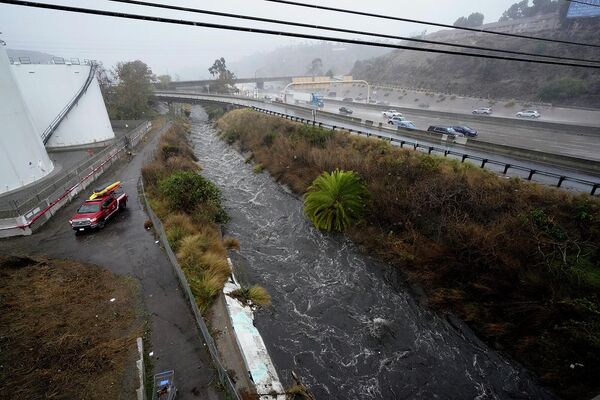 Группа спасателей Сан-Диего. В округе Ориндж, к югу от Лос-Анджелеса, около 800 домов получили приказ об эвакуации после предупреждения о внезапном наводнении. - Sputnik Армения