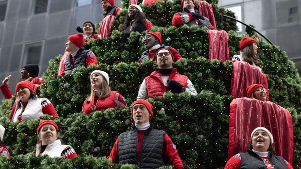 Выступающие поют на Рождественской елке во время парада в честь Дня Благодарения в Нью-Йорке - Sputnik Армения