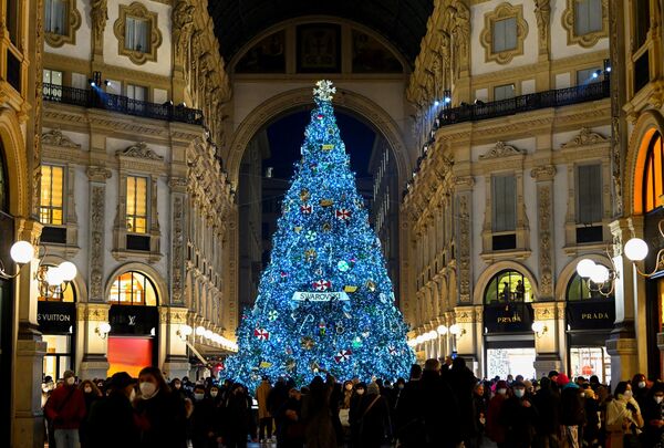 Սուրբ Ծննդյան տոնածառը՝ զարդարված Սվարովսկի բյուրեղներով, Միլանի Galleria Vittorio Emanuele II առևտրի կենտրոնում: - Sputnik Արմենիա