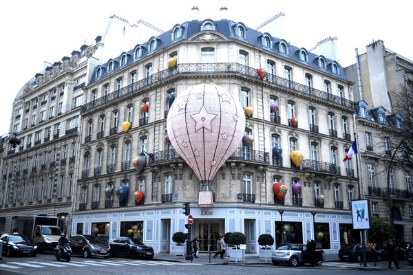 Փարիզում գտնվող «Christian Dior» խանութը զարդարվել է Սուրբ ծննդյան տոներից առաջ - Sputnik Արմենիա