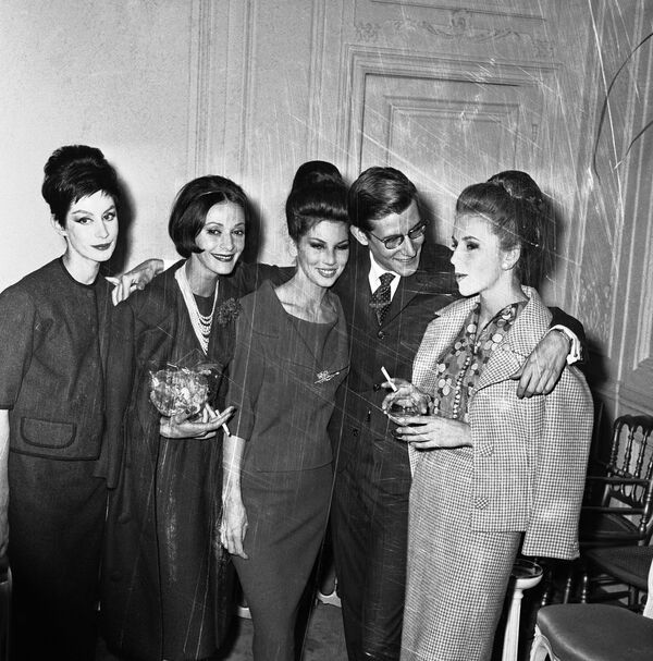 Ֆրանսիացի դիզայներ Իվ Սեն Լորանը և մոդելները Dior-ի նոր հավաքածուի շնորհանդեսից հետո (1959 թվականի հուլիսի 30-ին Փարիզում): - Sputnik Արմենիա