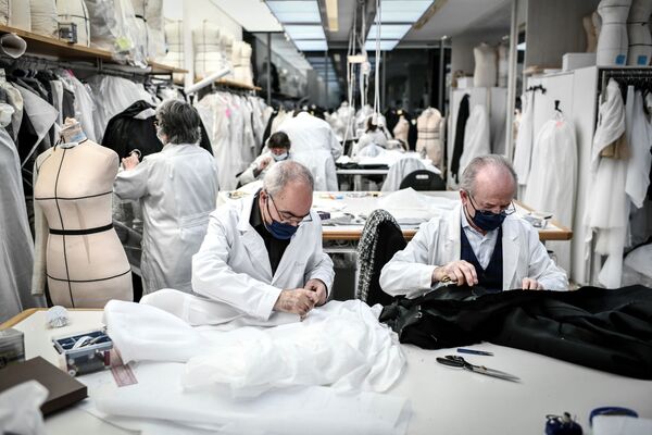 «Christian Dior» նորաձևության տան աշխատակիցները 2021 թվականի հունվարի 20-ին պատրաստվում են նորաձևության հերթական շաբաթին։ - Sputnik Արմենիա