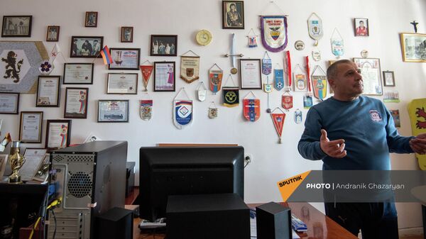 Тяжелоатлет Исраел Милитосян в своем кабинете - Sputnik Армения