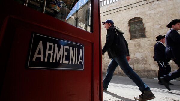 Туристы и израильтяне проходят мимо магазина традиционной армянской керамики с ручной росписью Лепеджян в Армянском квартале Иерусалима - Sputnik Армения