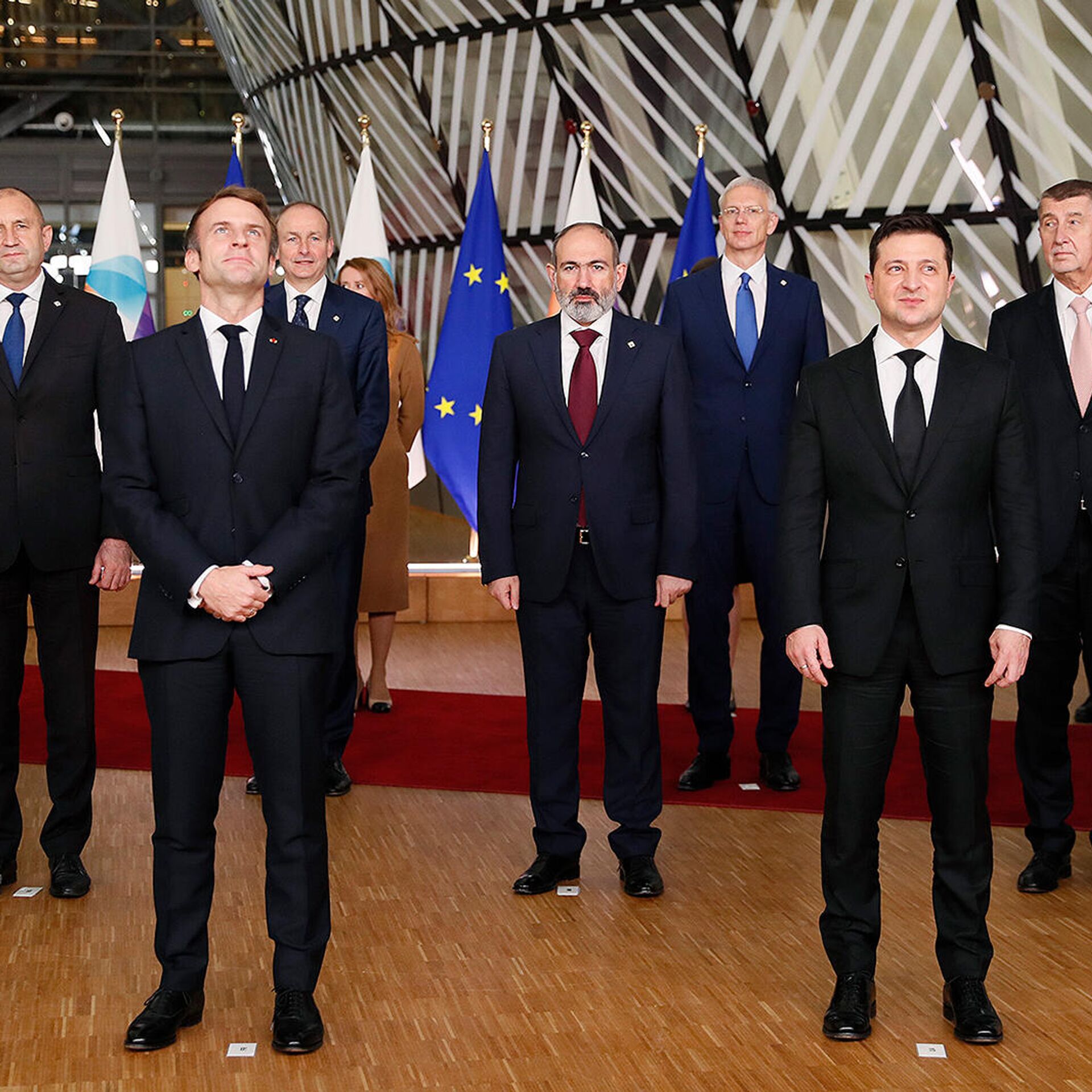 Премьер министры европы. Пашинян ЕС. 2013 Саммит восточного партнерства Янукович. Пашинян и Макрон. Янукович саммит в Брюсселе 2013.