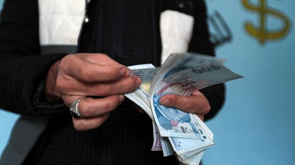 Мужчина пересчитывает банкноты в турецких лирах - Sputnik Армения