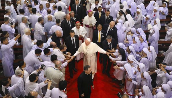 Թաիլանդում հոգևորականները դիպչում են Հռոմի Ֆրանցիսկոս պապի ձեռքերին։ - Sputnik Արմենիա