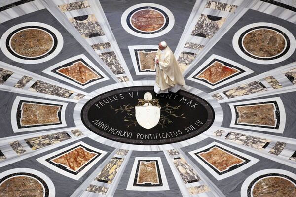 Հռոմի Ֆրանցիսկոս պապը Սուրբ Պետրոսի տաճարում նշում է Սուրբ Հովհաննես Պողոս II-ի ծննդյան հարյուրամյակը - Sputnik Արմենիա