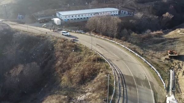 Российские миротворцы за сутки обеспечили безопасный проезд более 400 автомобилей в Нагорный Карабах и обратно через наблюдательные посты и Лачинский коридор - Sputnik Армения