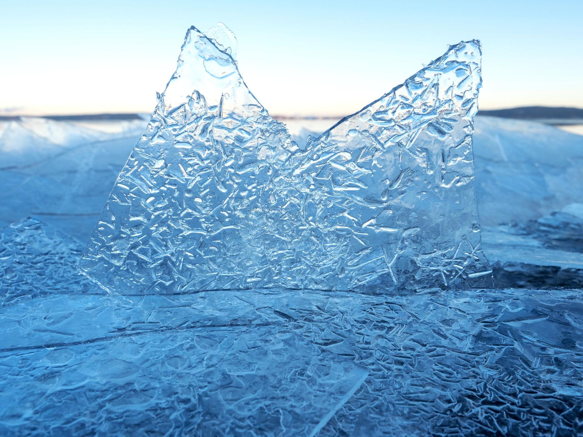 Cold first. Замерзшее озеро картинка для детей.
