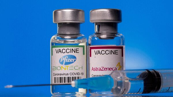 Пузырьки с вакцинами Pfizer и AstraZeneca - Sputnik Армения