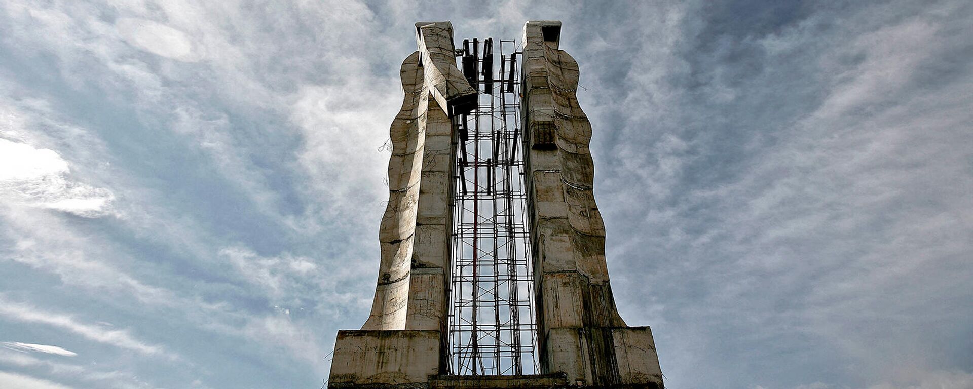 Работа турецкого скульптора Мехмета Аксоя Скульптура человечества (Карс), созданная для содействия примирению между Турцией и Арменией - Sputnik Армения, 1920, 18.12.2021