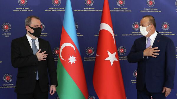 Министры иностранных дел Турции и Азербайджана Мевлют Чавушоглу (справа) и Джейхун Байрамов проводят совместную пресс-конференцию (11 автуста 2020). Анкара - Sputnik Արմենիա