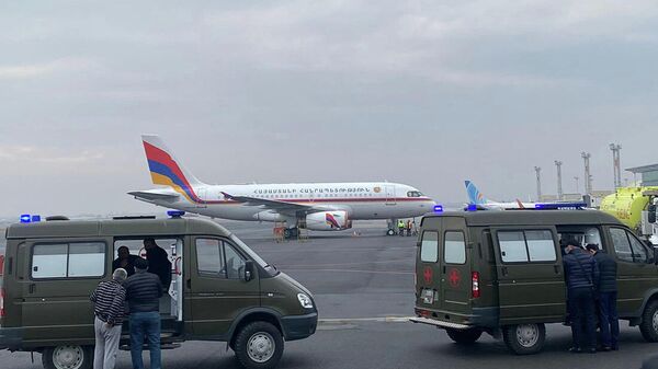 Самолет, доставивший в Ереван 10 попавших в плен армянских военнослужащих - Sputnik Армения