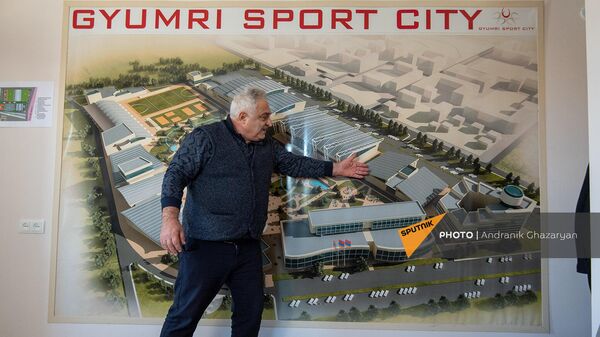 Грант Петросян показывает макет Спортивного городка в Гюмри - Sputnik Армения