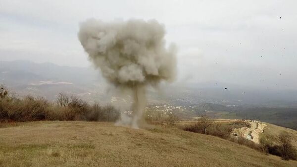 Военнослужащие российского миротворческого контингента уничтожили боеприпасы, обнаруженные на территории Нагорного Карабаха - Sputnik Армения