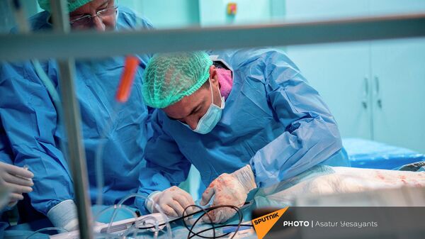 Хирурги во время операции - Sputnik Армения