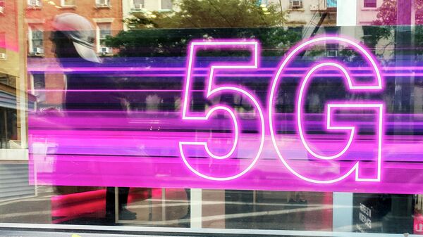 Реклама сотовой связи 5G в витрине магазина T-Mobile в Нью-Йорке - Sputnik Армения