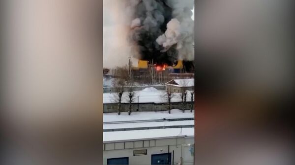 Очевидцы сняли момент обрушения горящего здания магазина в Томске - Sputnik Армения