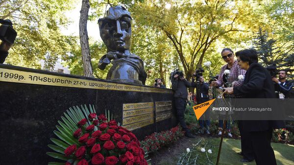 Вдова Карена Демирчяна Римма Демирчян возложила цветы к мемориалу жертвам 27 октября 1999 года (27 октября 2018). Еревaн - Sputnik Армения
