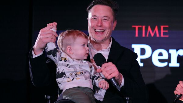 Илон Маск и сын X A-12 на сцене TIME Человек года в Нью-Йорке, США - Sputnik Արմենիա
