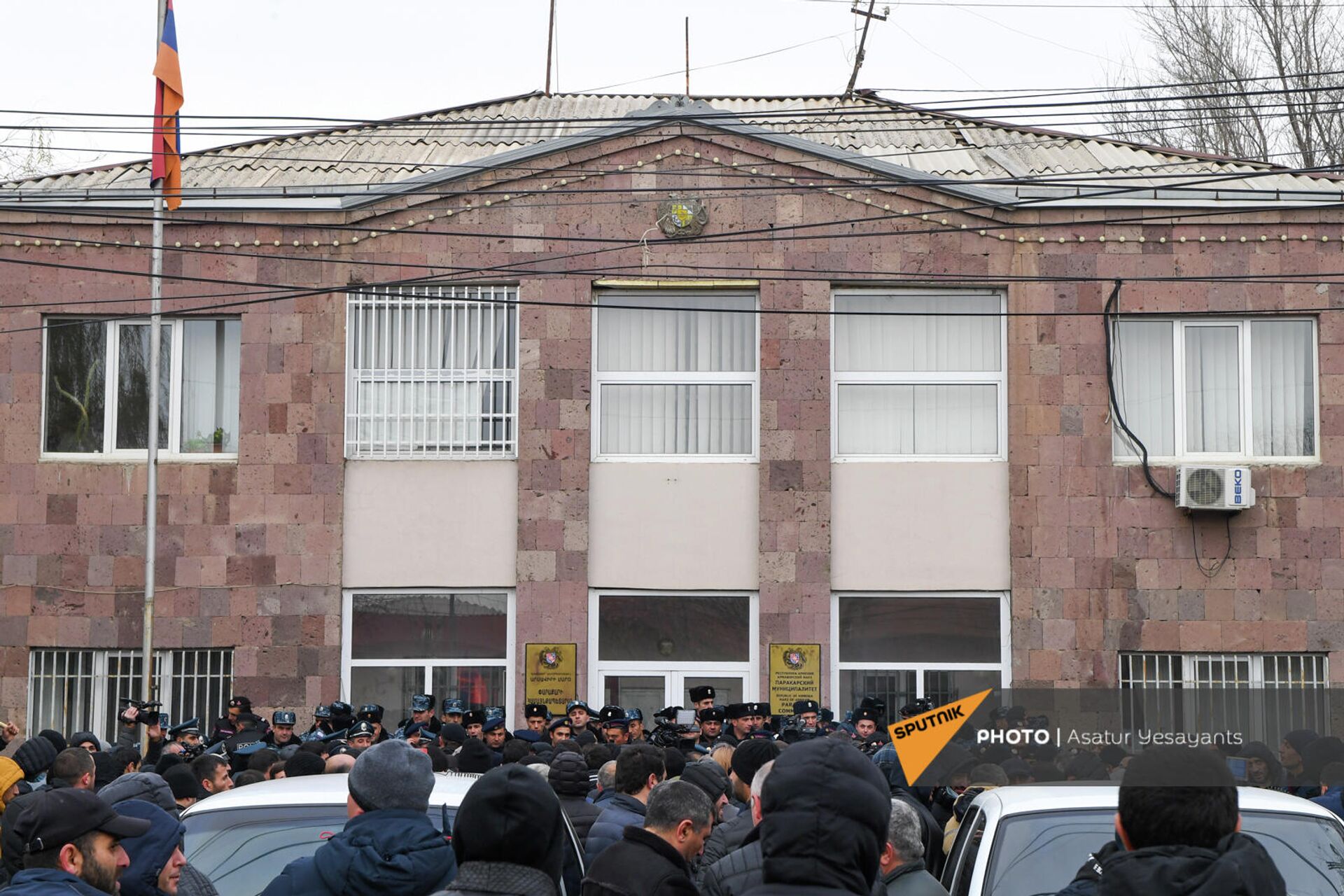 Полиция у здания паракарского муниципалитета во время акции протеста в Паракаре - Sputnik Արմենիա, 1920, 23.12.2021