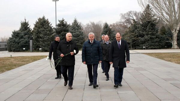 Генеральный секретарь ОДКБ Станислав Зась посетил мемориальный комплекс Цицернакаберд (23 декабря 2021). Еревaн - Sputnik Армения