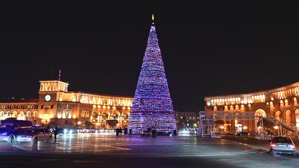 В Ереване впервые после войны зажгли новогоднюю елку - Sputnik Армения