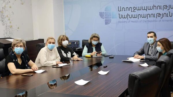 Հայաստանի առողջապահության նախարարության աշխատակիցները վրացի գործընկերների հետ առցանց հանդիպման ժամանակ քննարկում COVID-19-ի դեմ պայքարի իրենց փորձով (23 դեկտեմբերի, 2021թ)․ Երևան - Sputnik Արմենիա
