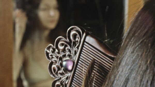 Женщина расчесывает волосы перед зеркалом - Sputnik Армения