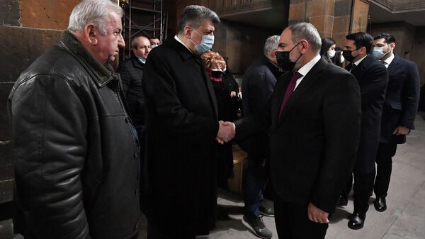 Премьер-министр Никол Пашинян принял участие в панихиде по Римме Демирчян в церкви Святого Ованеса в Конде (24 декабря 2021). Еревaн - Sputnik Արմենիա