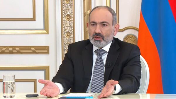 Премьер-министр Никол Пашинян отвечает на вопросы СМИ в прямом эфире - Sputnik Արմենիա