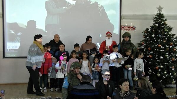 Российские миротворцы вместе с благотворителями передали новогодние подарки 800 детям Мардакертского района Нагорного Карабаха - Sputnik Армения