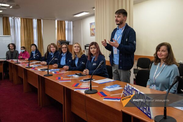 Открытие штаб-квартиры участников международной волонтерской программы Послы русского языка в мире на базе Российско-Армянского университета (25 декабря 2021). Еревaн Открытие штаб-квартиры участников международной волонтерской программы Послы русского языка в мире на базе Российско-Армянского университета (25 декабря 2021). Еревaн - Sputnik Армения
