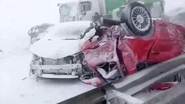 В Башкирии из-за снегопада произошла массовая авария. - Sputnik Армения